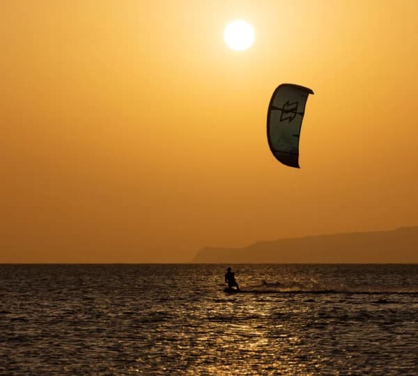 Rider carving across the shallow shelf of flat water in front of Hurghada