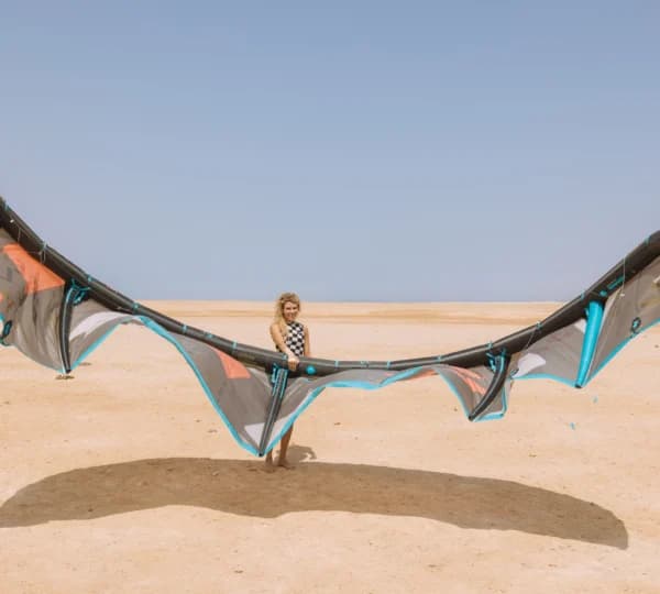 Kitesurfing on the Red Sea with the desert mountains of Hurghada behind